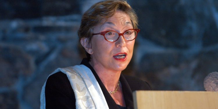 The Interpretation of Ahlul Bait on Tafsir al-Misbah: The Julia Kristeva Intertextuality Perspectives